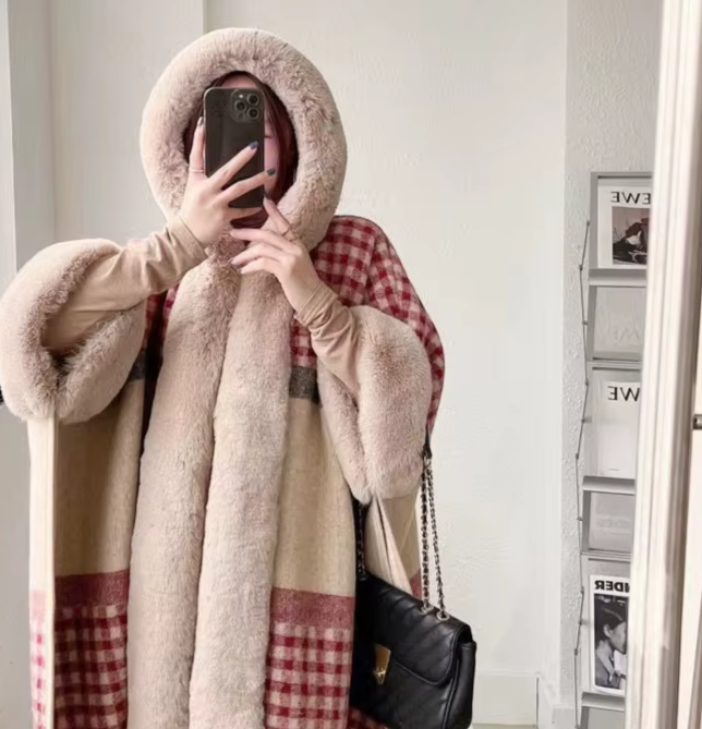 Poncho Femme Élégant à Carreaux avec Capuche en Fausse Fourrure