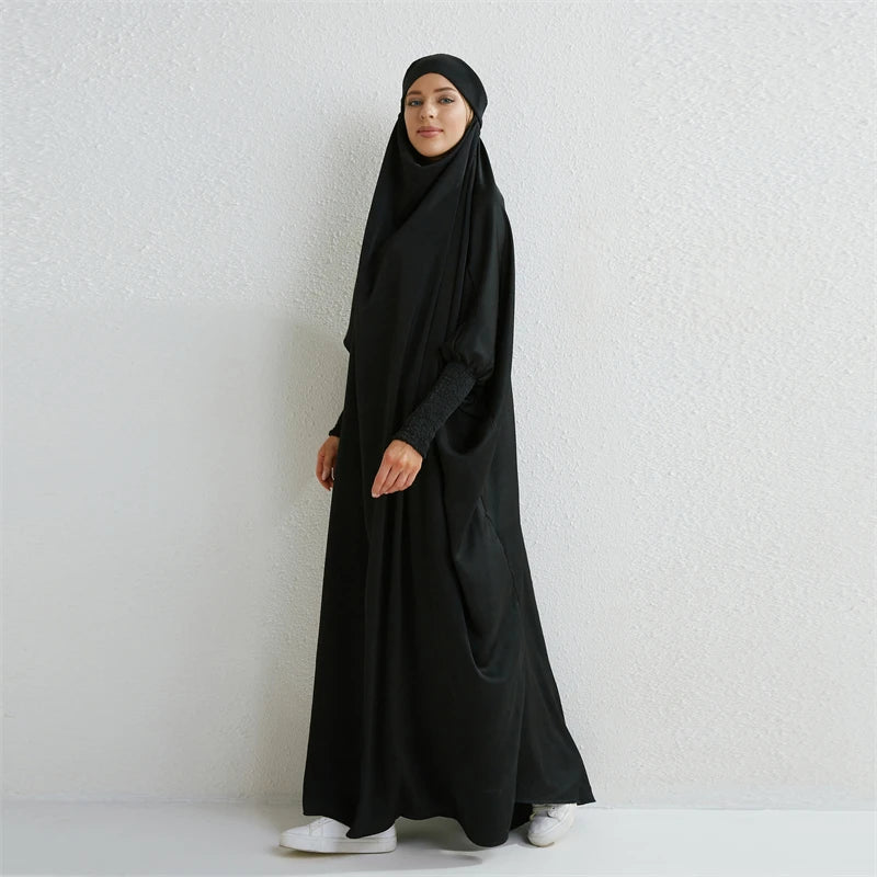 Abaya Longue à Capuche – Élégance Modeste Intemporelle