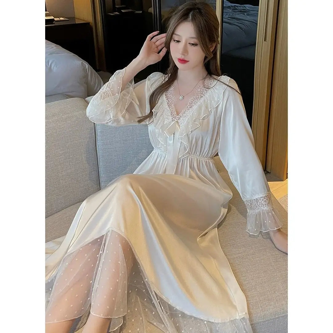 Élégance Parisienne – Nuisette Française en Soie et Dentelle