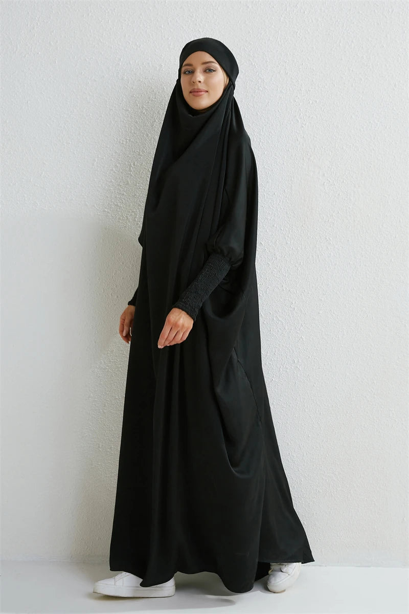 Abaya Longue à Capuche – Élégance Modeste Intemporelle