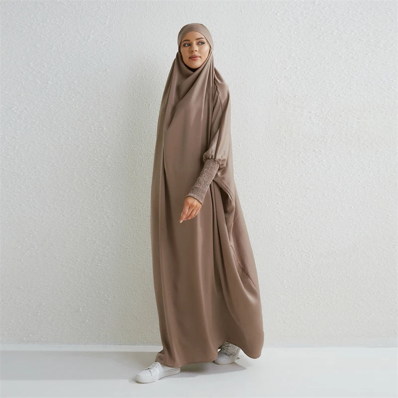 Abaya Longue à Capuche – Élégance Modeste Intemporelle