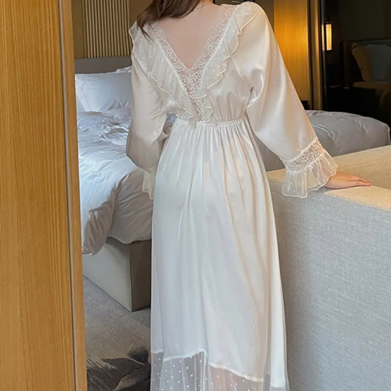 Élégance Parisienne – Nuisette Française en Soie et Dentelle