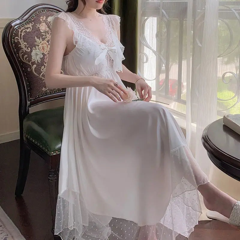 Élégance Parisienne – Nuisette Française en Soie et Dentelle