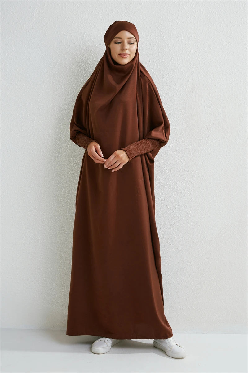 Abaya Longue à Capuche – Élégance Modeste Intemporelle