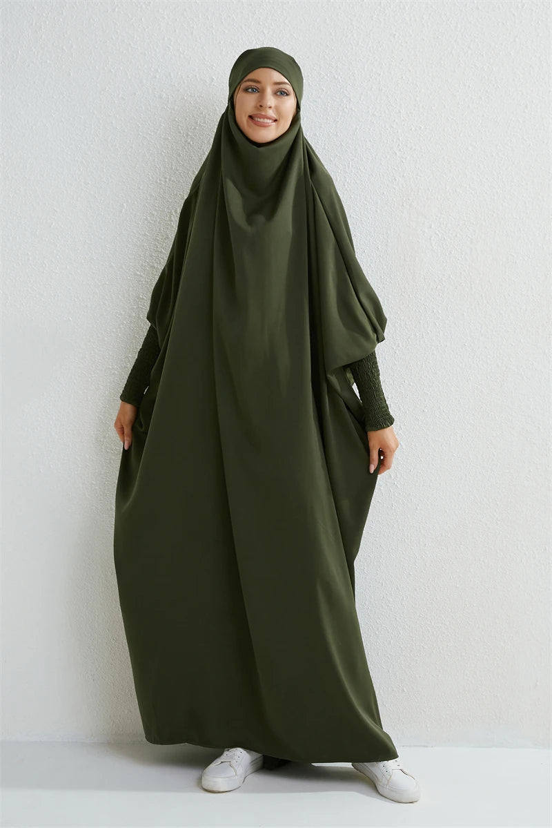 Abaya Longue à Capuche – Élégance Modeste Intemporelle