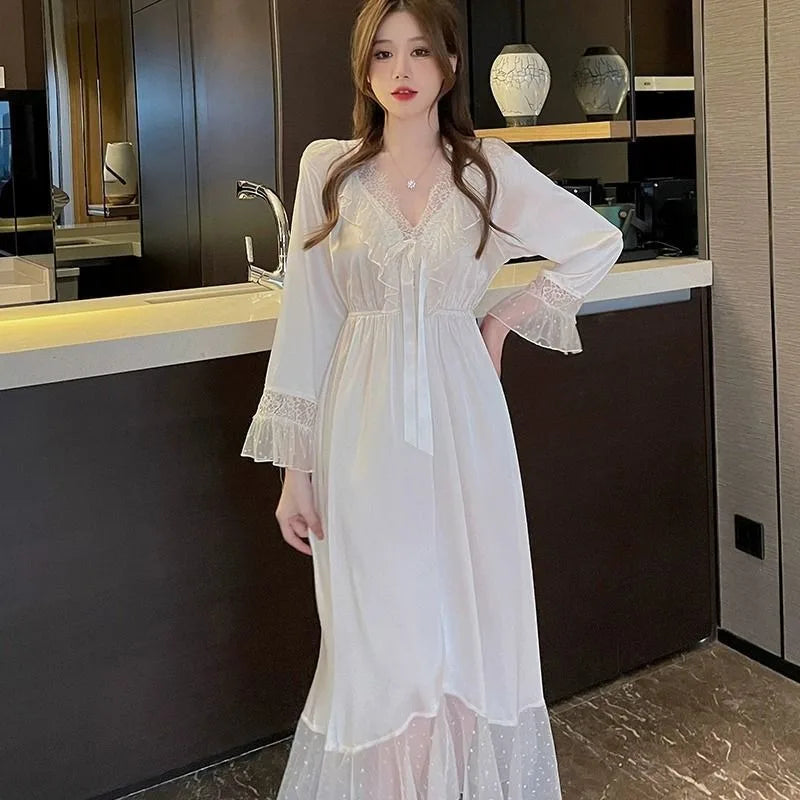 Élégance Parisienne – Nuisette Française en Soie et Dentelle