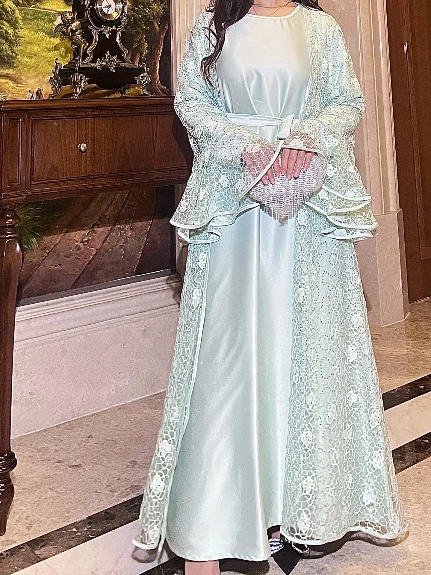 un ensemble abaya 2 pièces avec dentelle et sequins