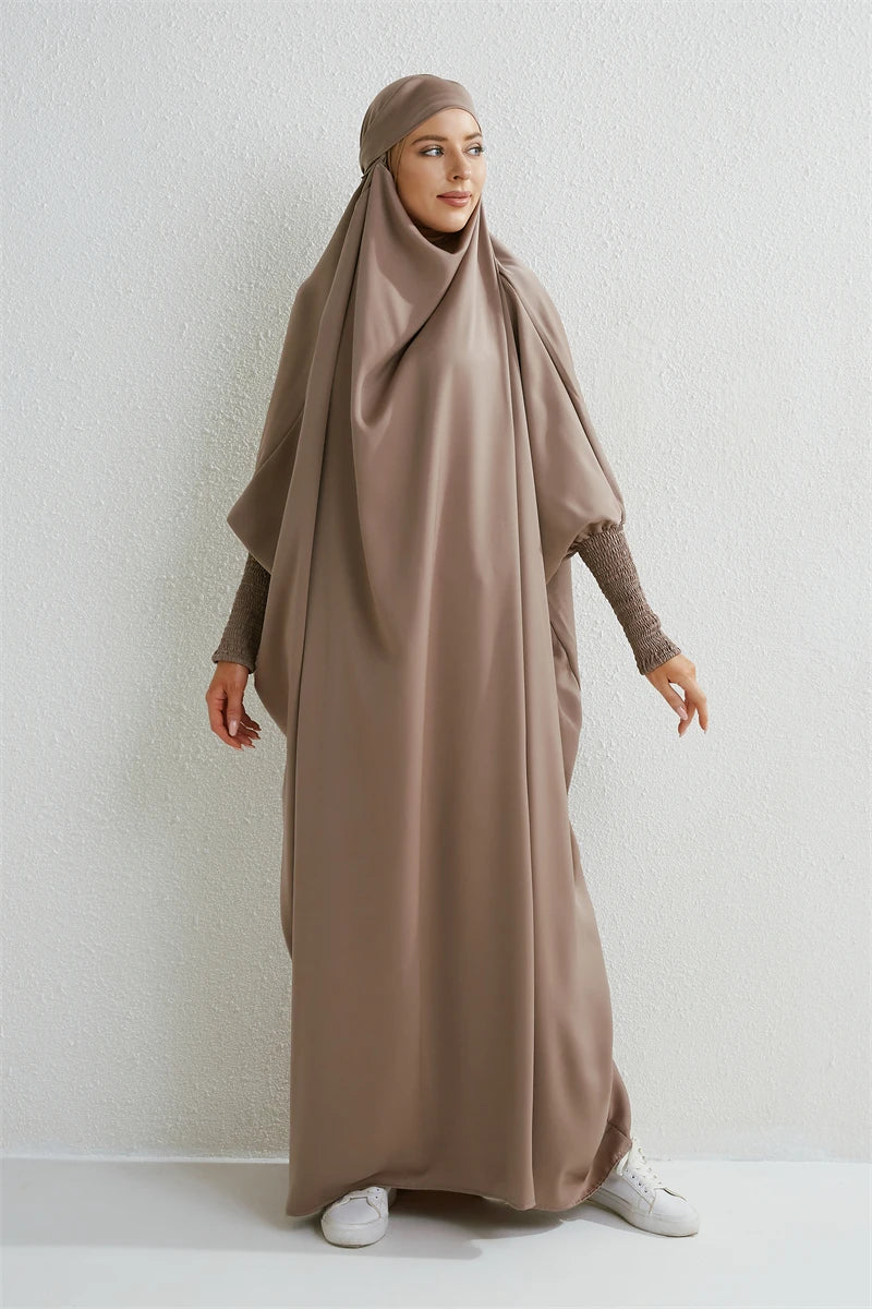Abaya Longue à Capuche – Élégance Modeste Intemporelle