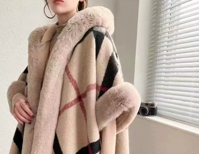 Poncho Femme Élégant à Carreaux avec Capuche en Fausse Fourrure